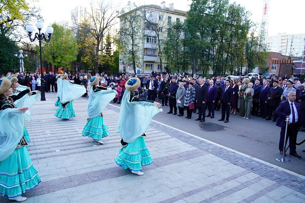 Церемония открытия памятника Мидхату Шакирову началась с выступления «Мираса»