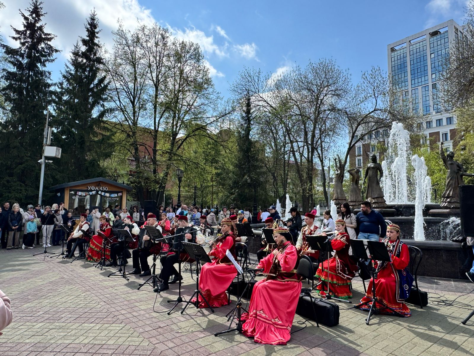 Торжественный запуск фонтанов в Уфе: культурная программа от ансамбля «Мирас»