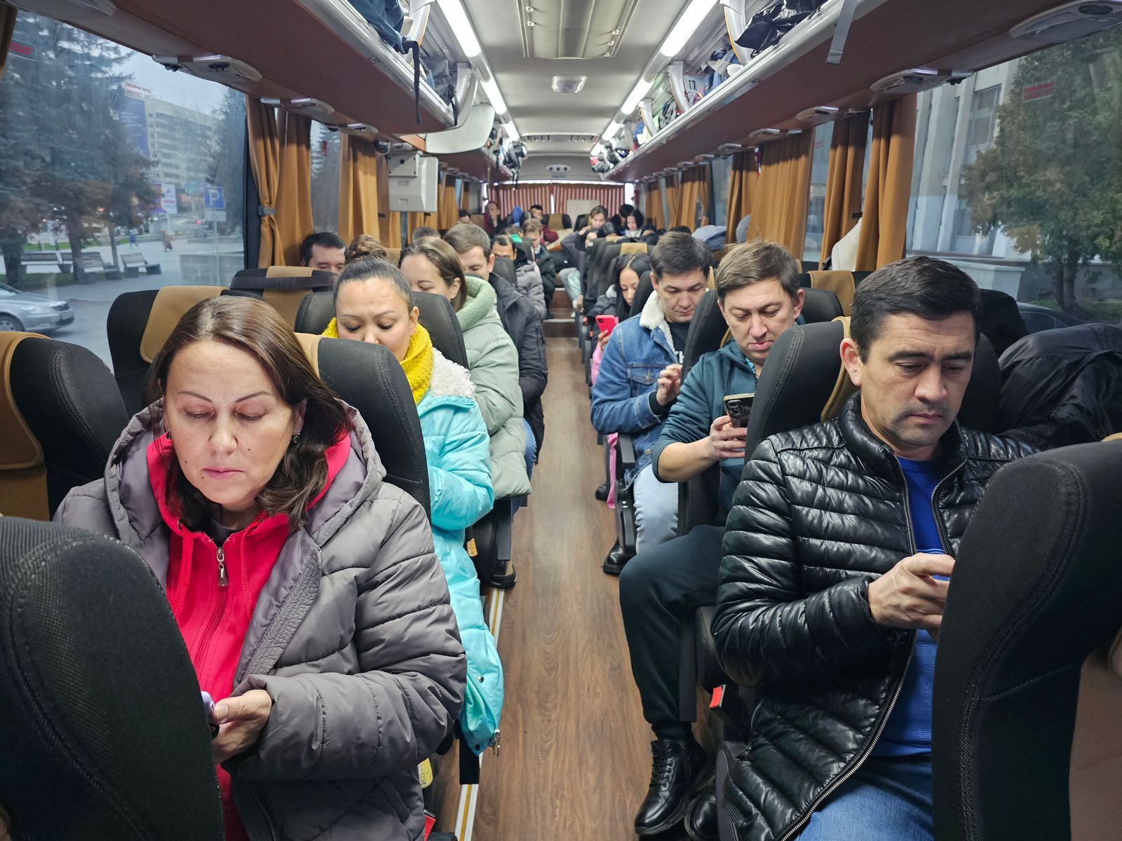 В пути на гастроли в Екатеринбург артисты ансамбля “Мирас” приняли участие в Большом этнографическом диктанте